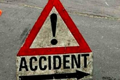 डाक पार्सल ट्रक से टकराए बाइक सवार, दो लोगों की मौके पर मौत, मां के सामने एक साल की बच्ची और युवक ने तोड़ा दम