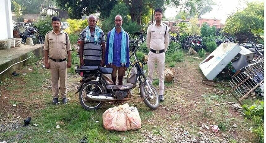 बिलासपुर में गाय काटकर मांस निकालते दो ग्रामीण गिरफ्तार, गुस्साए लोगों ने अर्धनग्न करके आरोपियों का निकाला जुलूस