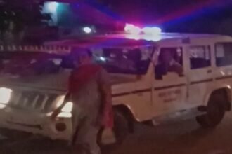 पुलिस कर रही थी बैंक के बाहर गश्त इधर लॉकर नहीं मिला तो बैंक से दो LED टीवी चुरा ले गए चोर