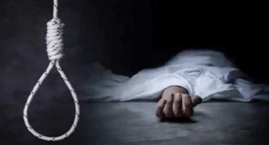 पुलिस के अनुसार 10 वर्षीय मृतका अपने नाना के यहां रहती थी। घटना के दिन घर के लोग बाहर गये हुए थे।