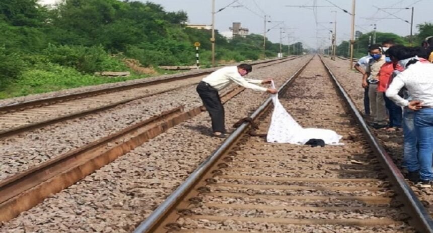 बिस्किट फैक्ट्री के मालिक ने ट्रेन के सामने कूदकर दी जान, दो टुकड़े में लाश देखकर बिलख उठे परिजन, बोले हमें नहीं पता क्यों किया सुसाइड