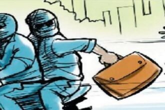 Big Breaking: दुर्ग में बैंक के सामने गाड़ी की डिक्की से 2 लाख 70 हजार पार, सीसीटीवी में कैद हुए दोनों आरोपी, नोट गिराकर पहले से बिछाया था जाल