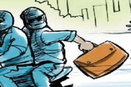 Big Breaking: दुर्ग में बैंक के सामने गाड़ी की डिक्की से 2 लाख 70 हजार पार, सीसीटीवी में कैद हुए दोनों आरोपी, नोट गिराकर पहले से बिछाया था जाल