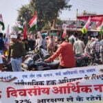 Breaking: CG में 12% आरक्षण घटाने से नाराज आदिवासी समाज का प्रदेशव्यापी आंदोलन, प्रदर्शनकारियों ने कहीं सड़क तो कहीं रेल लाइन किया जाम