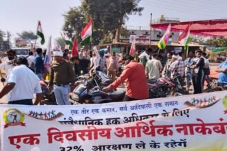 Breaking: CG में 12% आरक्षण घटाने से नाराज आदिवासी समाज का प्रदेशव्यापी आंदोलन, प्रदर्शनकारियों ने कहीं सड़क तो कहीं रेल लाइन किया जाम