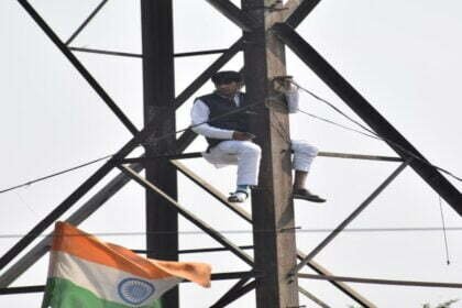 नाराज होकर टॉवर पर चढ़े नेता जी, हाई वोल्टेज ड्रामा जारी, पुलिस उतारने पहुंची तो दे दी सुसाइड की धमकी