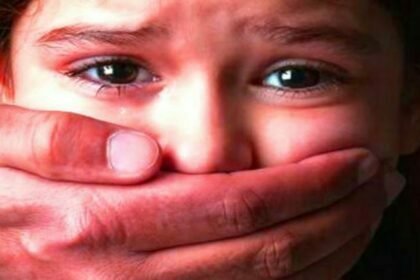 नशे में टुन होकर शराबी मां सड़क किनारे सो गई, पास बैठी 4 साल की बच्ची को उठाकर ले गए दो लोग, जब नींद टूटी तब…