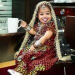 दुनिया की सबसे छोटी महिला ज्योति आमगे मां बम्लेश्वरी देवी के दर्शन करने के लिए जिले के डोंगरगढ़ स्थित मां के दरबार पहुंची।