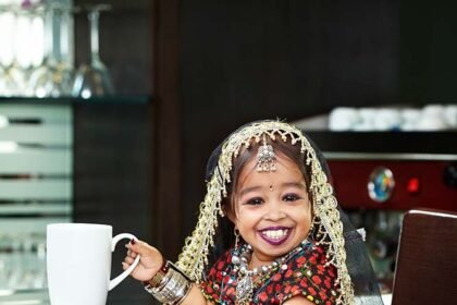 दुनिया की सबसे छोटी महिला ज्योति आमगे मां बम्लेश्वरी देवी के दर्शन करने के लिए जिले के डोंगरगढ़ स्थित मां के दरबार पहुंची।