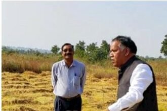 ये कोई आम किसान नहीं इस जिले के कलेक्टर हैं, जो खेत में धान काटने से खुद को नहीं रोक पाए, फसल काटते हुए किसान को दी काम की सलाह