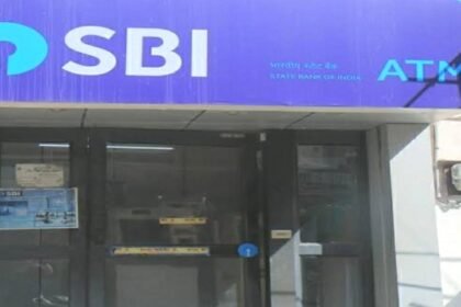 ATM बूथ में घुसकर चाकू से मशीन खोल रहा था चोर, इधर सायरन बजाते पहुंच गई पुलिस, फिर जो हुआ वो था पूरा फिल्मी