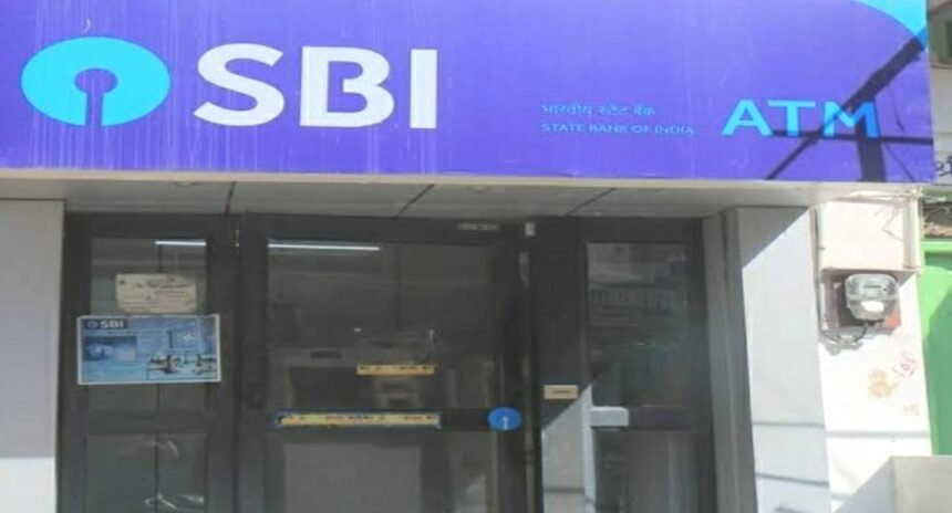ATM बूथ में घुसकर चाकू से मशीन खोल रहा था चोर, इधर सायरन बजाते पहुंच गई पुलिस, फिर जो हुआ वो था पूरा फिल्मी
