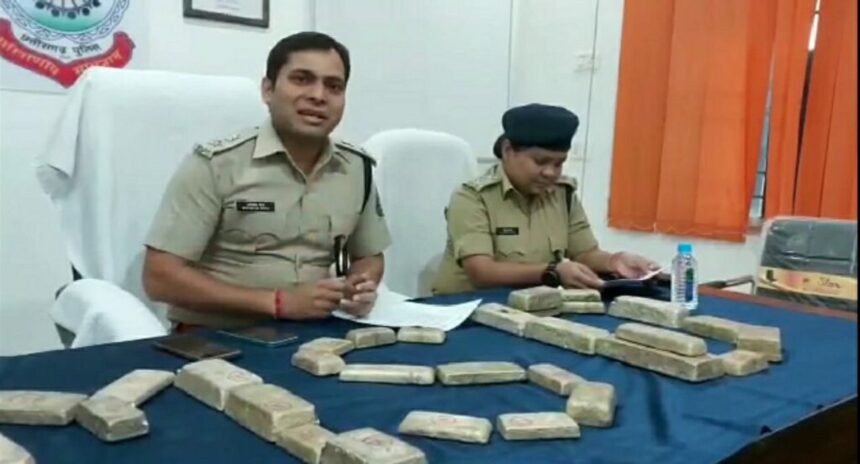 छत्तीसगढ़ के रास्ते लग्जरी कार में चांदी की 34 ईंट की तस्करी, ड्राइवर सीट के नीचे बनाया था गुप्त चेंबर, जब पुलिस ने रोकी गाड़ी तो…