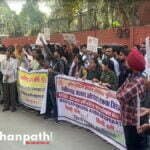 Aadhar Operators Strike: हम बनाते हैं लोगों की पहचान, लेकिन आधार अथॉरिटी हमारी ही पहचान मिटाने पर उतारू, Dekhe Video