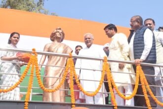 मुख्यमंत्री बघेल ने पूर्व प्रधानमंत्री श्रीमती इंदिरा गांधी की प्रतिमा का अनावरण किया