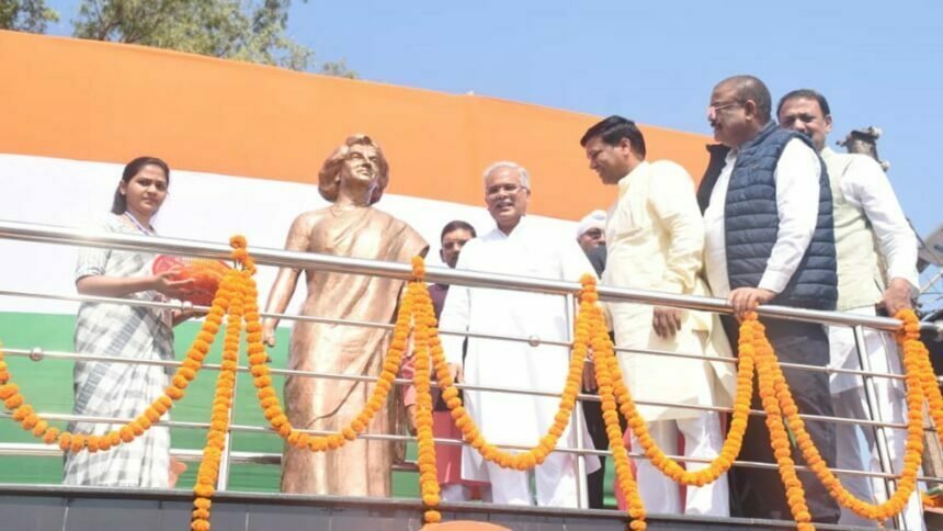 मुख्यमंत्री बघेल ने पूर्व प्रधानमंत्री श्रीमती इंदिरा गांधी की प्रतिमा का अनावरण किया