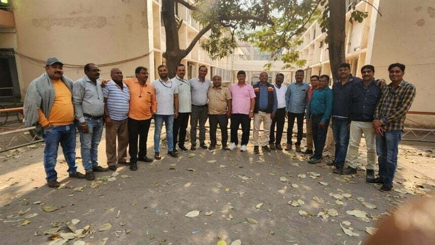 क्यू आर कोड से हो रही समय की बर्बादी, कर्मचारियों को करना पड़ रहा लंबा इंतजार, हो रही शारीरिक व मानसिक पीड़ा