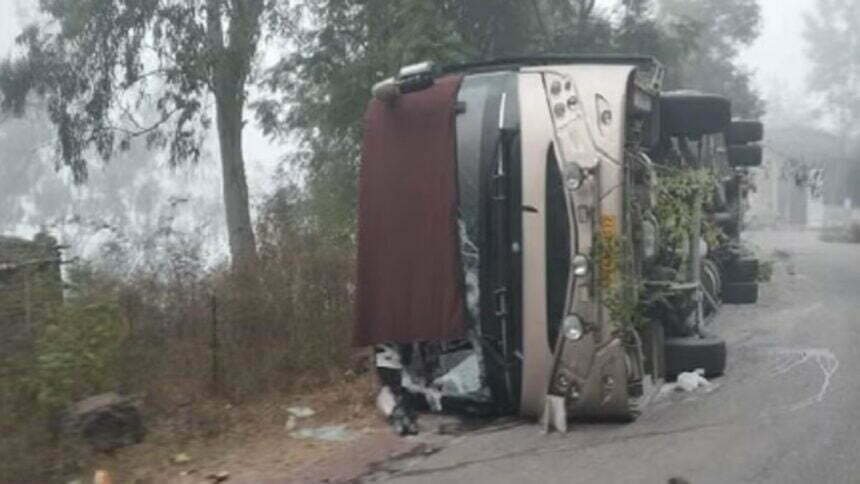 Road Accident: पर्यटकों की बस बिलासपुर में पलटी, 16 यात्री घायल, चार को पीजीआई किया रेफर