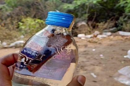 देशी शराब की सील पैक बोतल में मिली ऐसी चीज, जिसे देखते ही उड़ गए पीने वालों के होश, गुस्से में सभी नशेड़ी