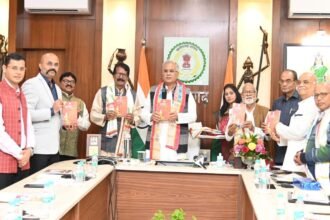 सीएम ने दी राजभाषा दिवस की बधाई, साहित्यकारों का सम्मान और 10 रचनाओं का विमोचन किया