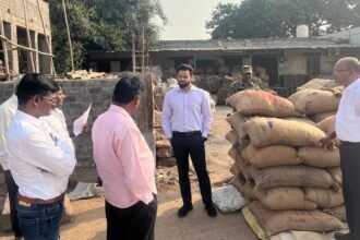 Durg News: धान खरीदी की व्यवस्था देखने यहां पहुंचे कलेक्टर, डैमेज बारदानों का उपयोग नहीं करने के निर्देश