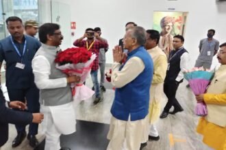 छत्तीसगढ़ पहुंचे झारखंड के सीएम हेमंत सोरेन, गृहमंत्री और संस्कृति मंत्री ने किया स्वागत