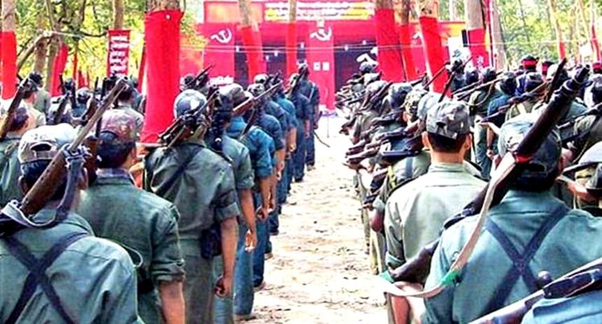 Big Breaking: नक्सलियों ने फिर खेला खूनी खेल, सरपंच के भाई का रेता गला, आधी रात उठाकर ले गए, सुबह खून से लथपथ मिली लाश