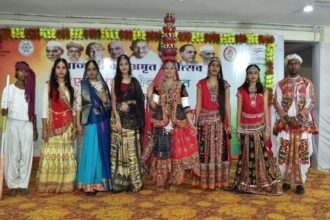 One India Best India Scheme: छत्तीसगढ़ी युवाओं ने गुजराती वेशभूषा धारण कर दिया एक भारत का संदेश