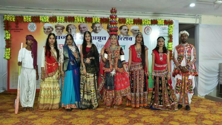 One India Best India Scheme: छत्तीसगढ़ी युवाओं ने गुजराती वेशभूषा धारण कर दिया एक भारत का संदेश