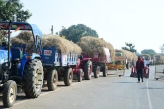 सीएम बघेल ने कहा पैरा दान करने वाले यहां के किसानों ने पेश की मिसाल, 100 ट्रैक्टरों को गौठान के लिए किया रवाना