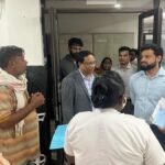 आधी रात जिला अस्पताल पहुंच गए कलेक्टर, मरीजों से पूछा डॉक्टर समय पर आते हैं या नहीं, इधर गंदगी देख फूट पड़ा गुस्सा