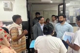 आधी रात जिला अस्पताल पहुंच गए कलेक्टर, मरीजों से पूछा डॉक्टर समय पर आते हैं या नहीं, इधर गंदगी देख फूट पड़ा गुस्सा