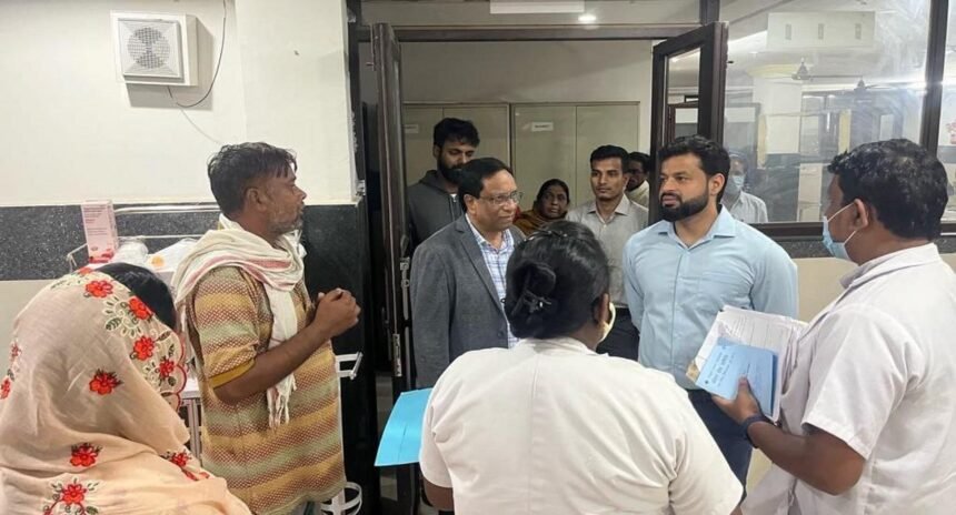 आधी रात जिला अस्पताल पहुंच गए कलेक्टर, मरीजों से पूछा डॉक्टर समय पर आते हैं या नहीं, इधर गंदगी देख फूट पड़ा गुस्सा