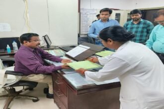 दुर्ग जिला अस्पताल में संभाग आयुक्त के औचक निरीक्षण से मचा हड़कंप, 38 डॉक्टरों को थमाया नोटिस, बोले लेट-लतीफी नहीं होगी बर्दाश्त