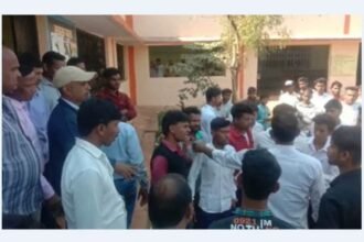 सरकारी स्कूल में खूनी संघर्ष, आपस में भिड़े स्कूली छात्र, पत्थरबाजी में गंभीर चोट लगने से चार पहुंचे अस्पताल, मौके पर पहुंची पुलिस