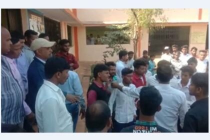 सरकारी स्कूल में खूनी संघर्ष, आपस में भिड़े स्कूली छात्र, पत्थरबाजी में गंभीर चोट लगने से चार पहुंचे अस्पताल, मौके पर पहुंची पुलिस
