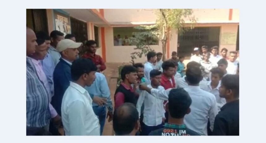 सरकारी स्कूल में खूनी संघर्ष, आपस में भिड़े स्कूली छात्र, पत्थरबाजी में गंभीर चोट लगने से चार पहुंचे अस्पताल, मौके पर पहुंची पुलिस