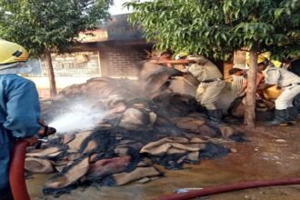 Breaking: धान खरीदी शुरू होते ही सरकारी बरदाना गोदाम में लगी भयंकर आग, लाखों का बारदाना जलकर हुआ राख