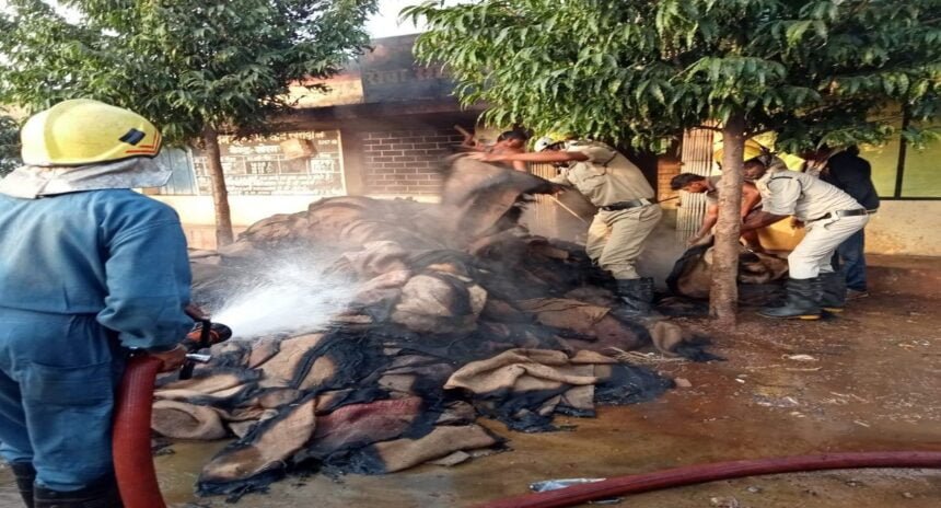 Breaking: धान खरीदी शुरू होते ही सरकारी बरदाना गोदाम में लगी भयंकर आग, लाखों का बारदाना जलकर हुआ राख