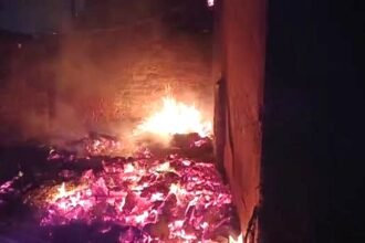 Breaking: भिलाई में आधी रात लगी भयंकर आग, लकडिय़ों के भंडार से लपटे पहुंची दुकानों तक…वो तो गनीमत रही…