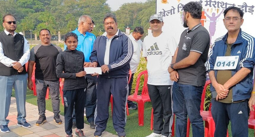दुर्ग जिला ओलंपिक खेल महोत्सव का आगाज, ओपनिंग मैराथन में SP के साथ दौड़े सैकड़ों खिलाड़ी, जीतने वालों को मिला नकद पुरस्कार