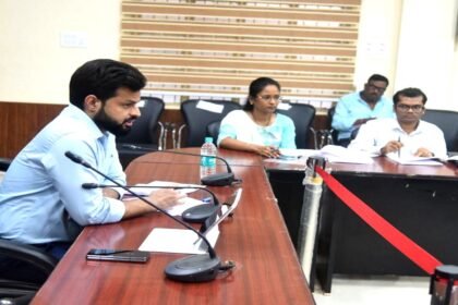 भू-अर्जन में देरी से नाराज दुर्ग कलेक्टर, SDM ऑफिस के कर्मचारी को दिया नोटिस, बैठक में बोले लोगों न पड़े मुआवजे के लिए भटकना