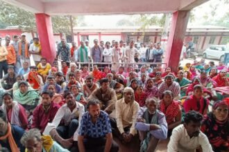 भिलाई नगर निगम के सैकड़ों सफाईकर्मियों ने बोला हल्ला, तीन महीने से नहीं मिला वेतन, कमिश्नर ऑफिस का किया घेराव