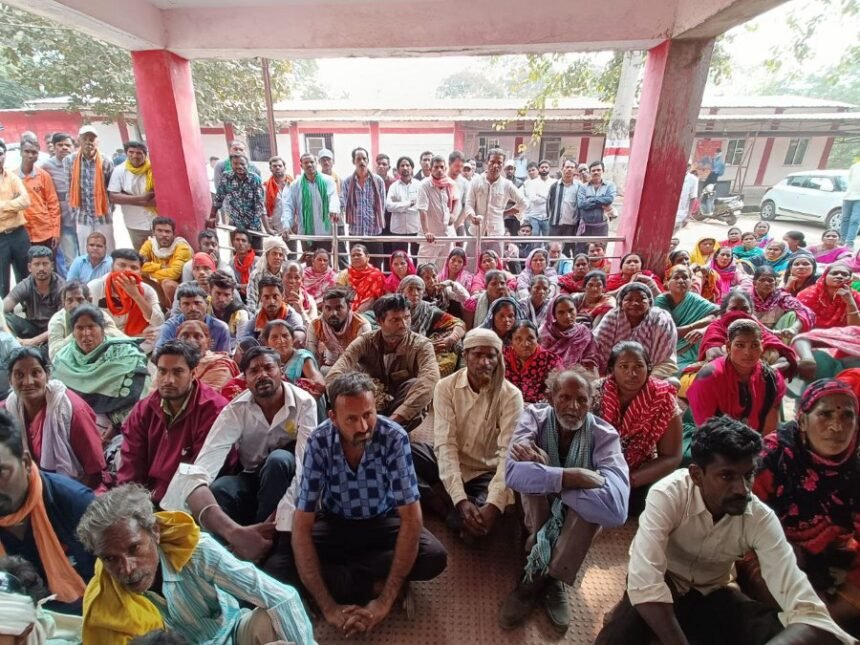 भिलाई नगर निगम के सैकड़ों सफाईकर्मियों ने बोला हल्ला, तीन महीने से नहीं मिला वेतन, कमिश्नर ऑफिस का किया घेराव