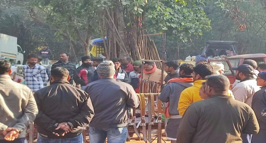 Breaking: BSP बोरिया गेट के सामने चायन मार्केट में जमकर बवाल, आपस में भिड़े व्यापारी, एक दूसरे को मारने निकाले रॉड और डंडे