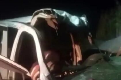 भीषण सड़क हादसे में 4 लोगों की मौत, हाइवे पर दो कारों की आमने-सामने जोरदार टक्कर, दोनों गाड़ी के उड़े परखच्चे
