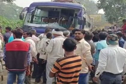 70 मजदूरों से भरी बस में टूटकर गिरी हाईटेंशन तार, करंट लगते ही लगी भयंकर आग, एक दर्जन से ज्यादा मजदूर झुलसे