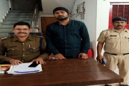 बे्रकअप के बाद भी युवक ने एक्स गर्लफ्रेंड का बीच सड़क पकड़ लिया हाथ, घबराई युवती ने मचाया जमकर शोर, फिर हुआ ये सब