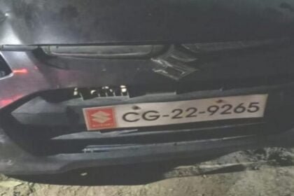 बेकाबू कार चालक, एक-एक करके दो बाइकों को मारी ठोकर, एक युवक की मौत, तीन गंभीर रूप से घायल, लोगों ने पकड़कर किया पुलिस के हवाले