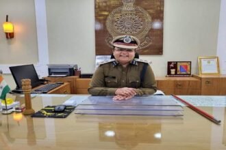 आरोप है कि प्रधान आरक्षक प्रमोद सिंह ने आरक्षक तदबीर सिंह को पीट दिया। जिसके बाद एएससपी पारुल माथुर ने दोनों को लाइन अटैच कर दिया है।